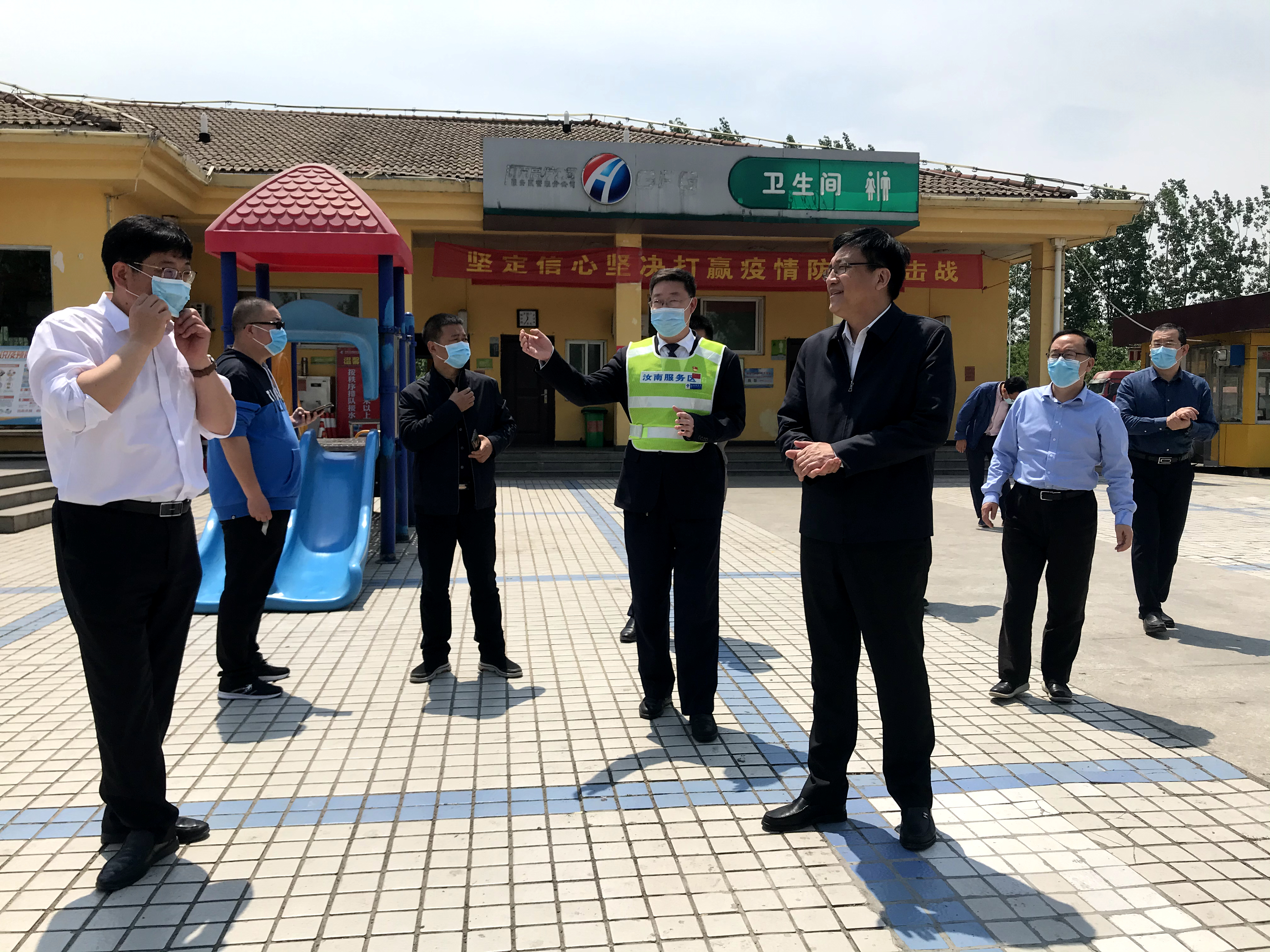 徐強(qiáng)副廳長(zhǎng)途經(jīng)汝南服務(wù)區(qū)指導(dǎo)照片1 (1).jpg 徐強(qiáng)副廳長(zhǎng)途經(jīng)汝南服務(wù)區(qū)指導(dǎo)照片1 (1).jpg