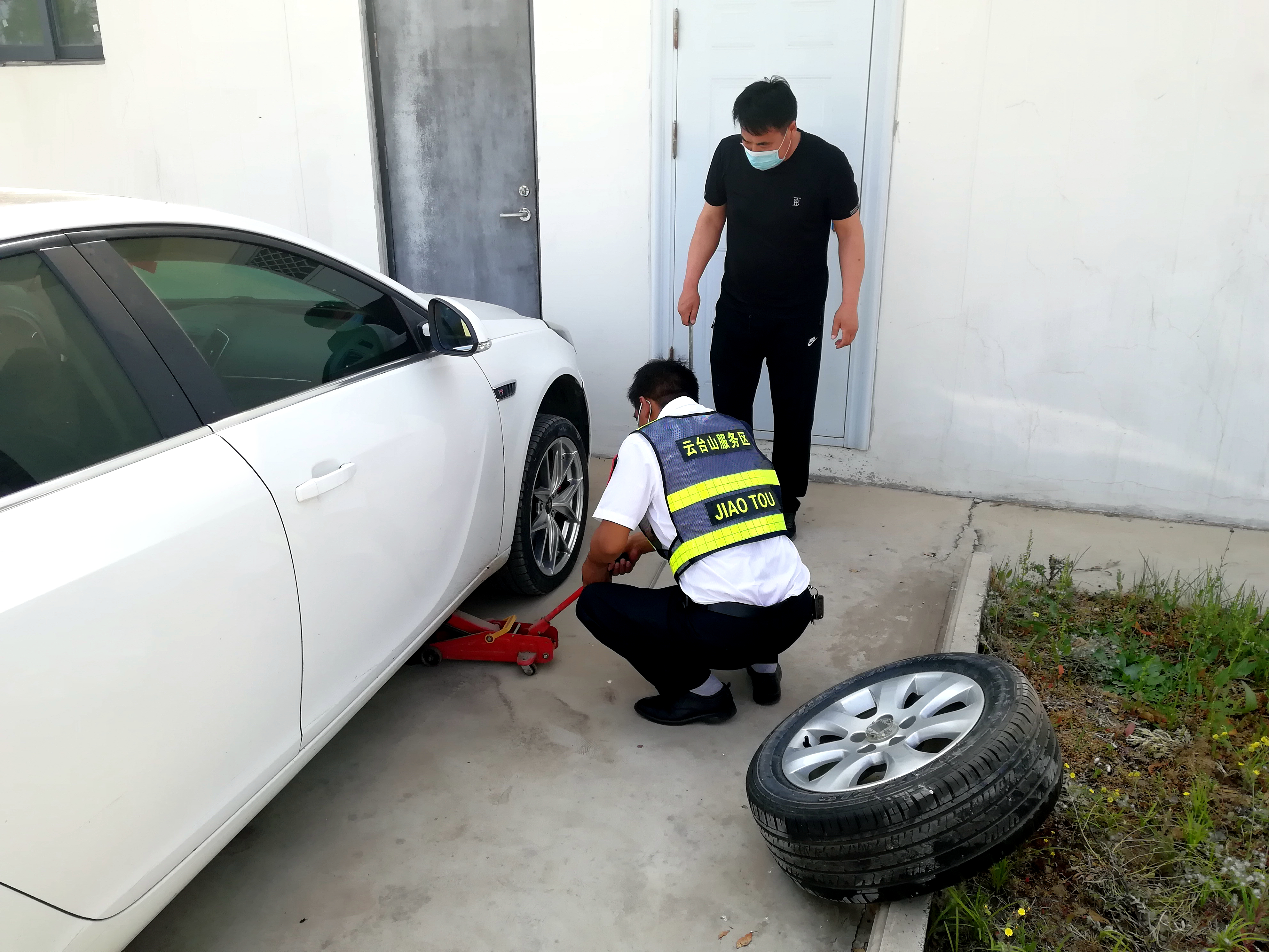云臺山服務區幫助司乘更換輪胎.jpg