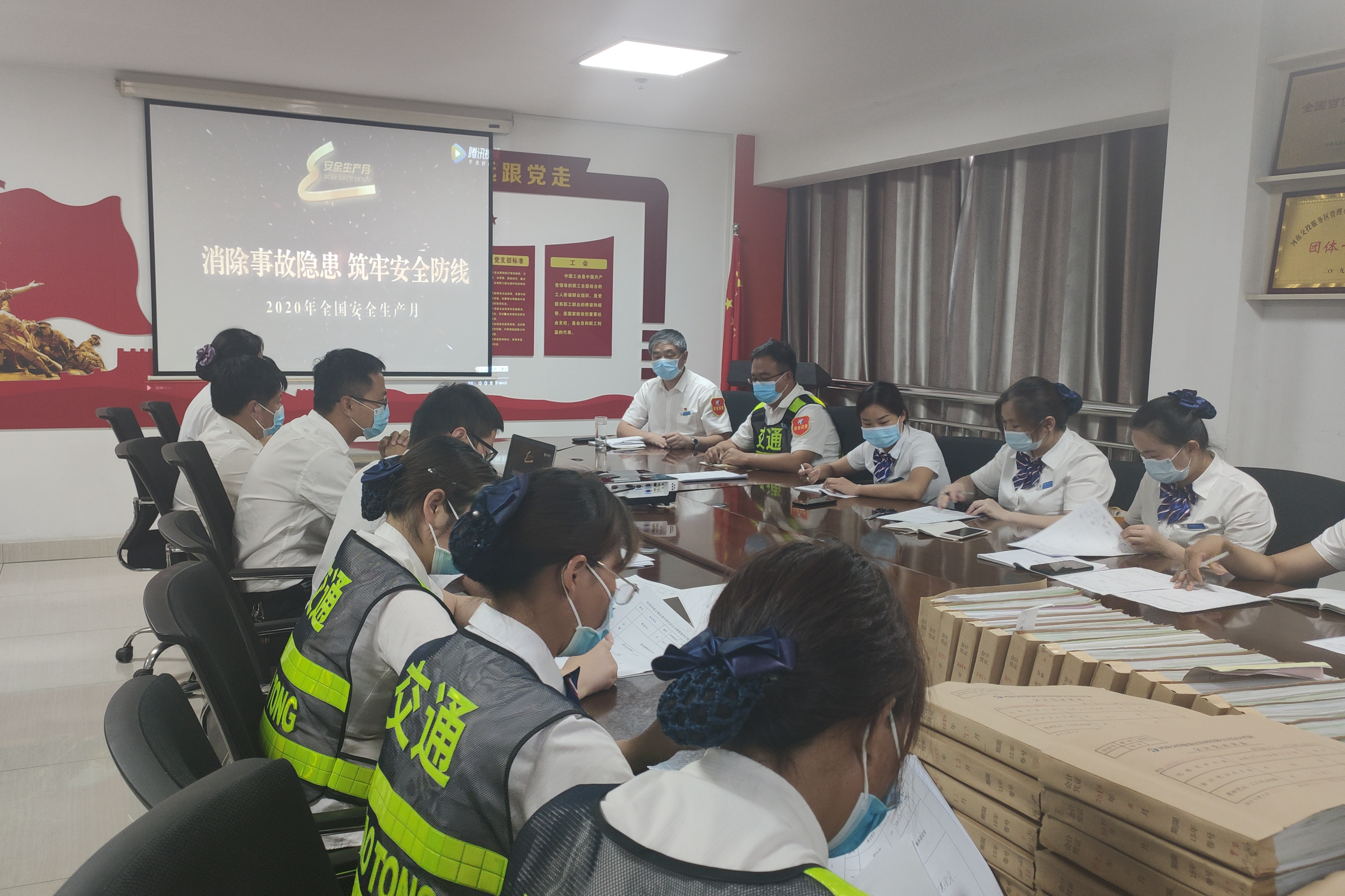 圖說:服務(wù)區(qū)公司所屬服務(wù)區(qū)積極開展“安全生產(chǎn)月”活動(dòng).jpg 圖說:服務(wù)區(qū)公司所屬服務(wù)區(qū)積極開展“安全生產(chǎn)月”活動(dòng).jpg