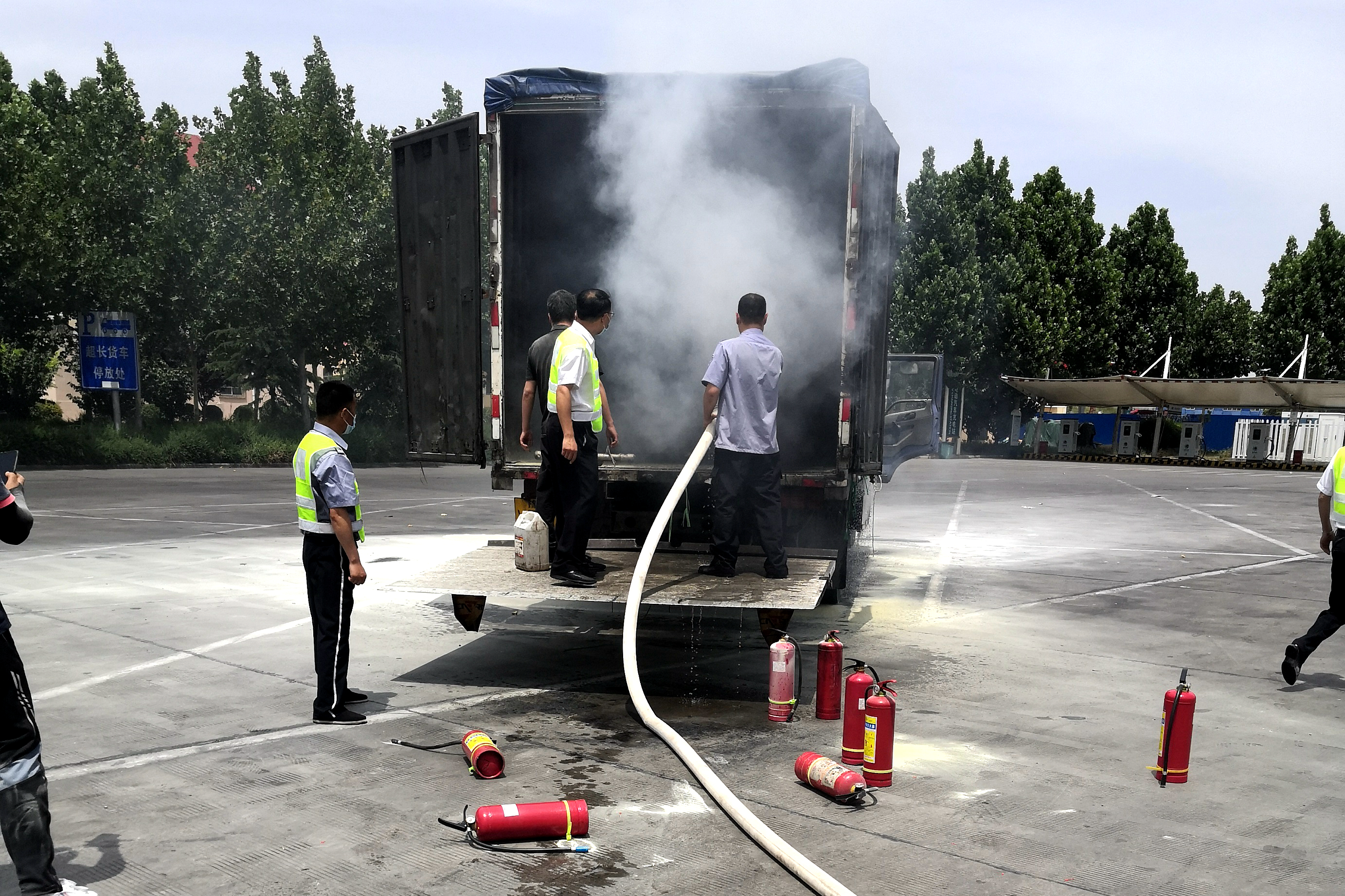 圖說:6月4日,一輛車牌號(hào)為豫AV5812的物流運(yùn)輸車在行駛途中起火,洛陽服務(wù)區(qū)全力救援受贊譽(yù).jpg 圖說:6月4日,一輛車牌號(hào)為豫AV5812的物流運(yùn)輸車在行駛途中起火,洛陽服務(wù)區(qū)全力救援受贊譽(yù).jpg