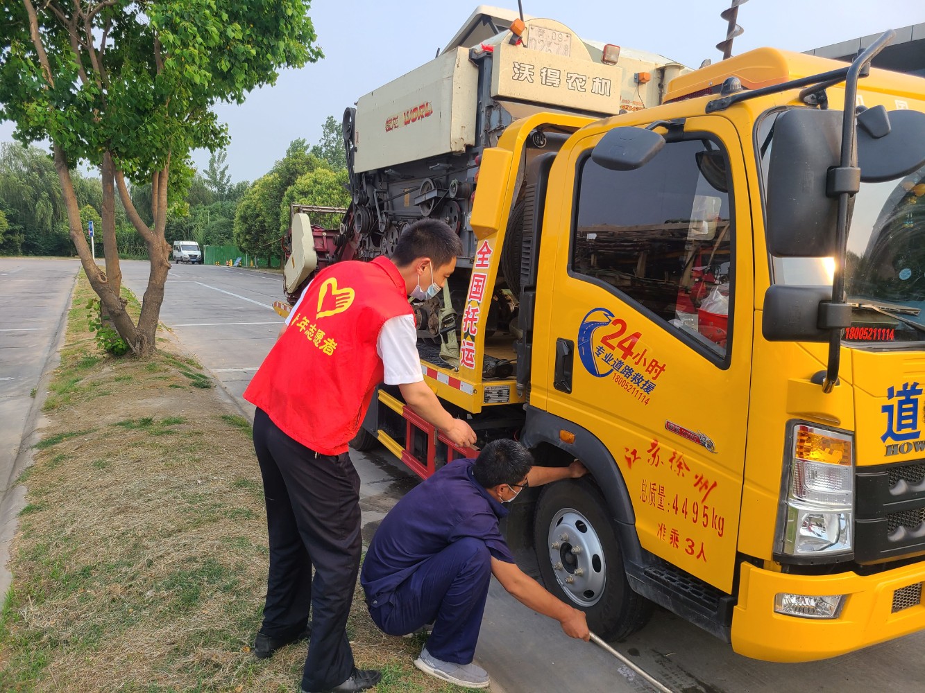 服務三夏(周口東服務區 張增利 13849452006)4.jpg 服務三夏(周口東服務區 張增利 13849452006)4.jpg