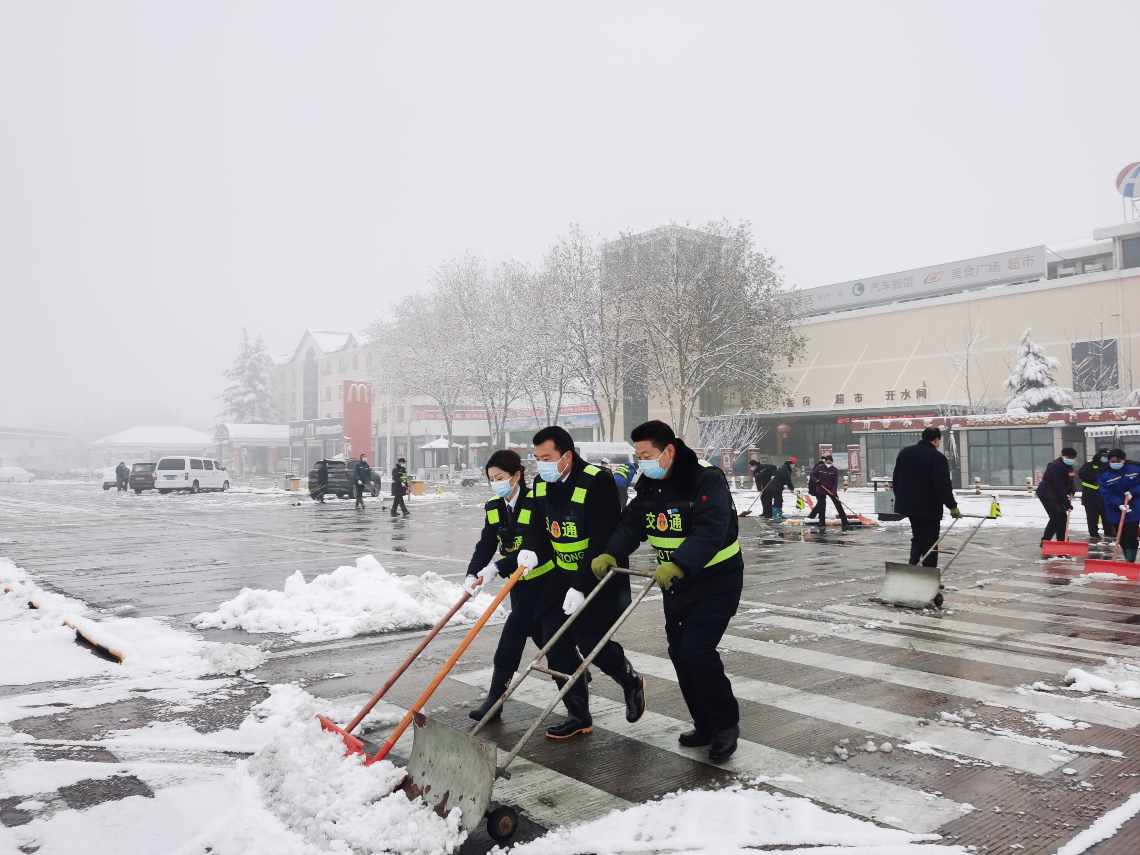 1月5日，洛陽服務區除雪保通進行時。 (1).jpg