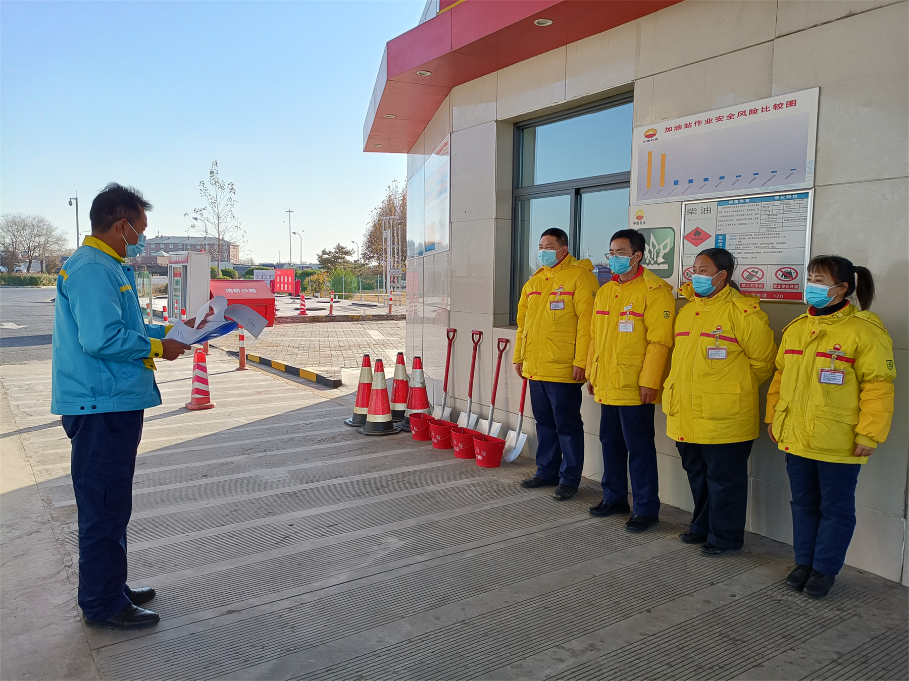 學習寒潮天氣應對預案。鶴壁加油站,楊志杰 攝.png