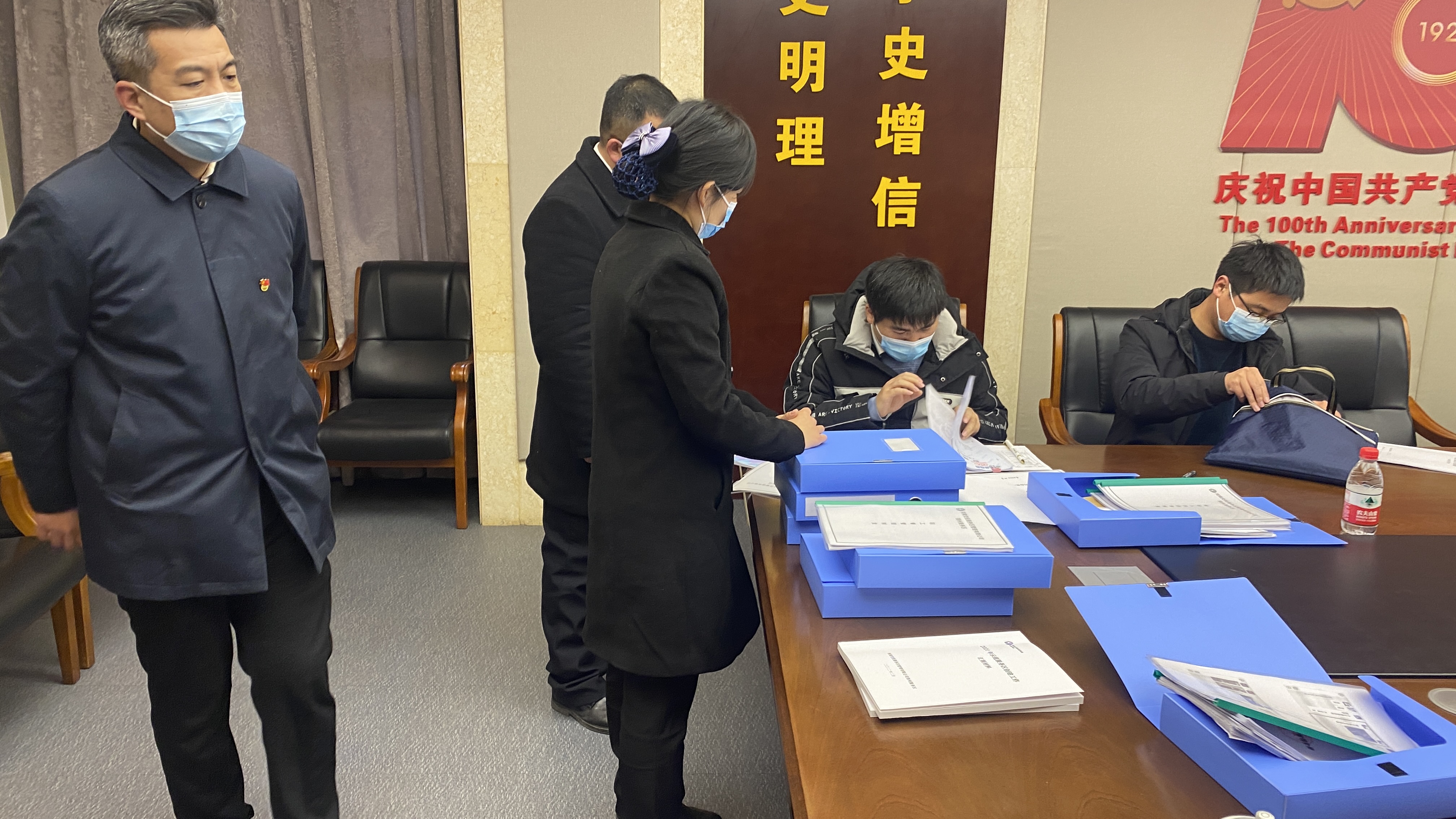 2月16日 第一檢查組到鄭州服務(wù)區(qū)省評檢查工.jpg 2月16日 第一檢查組到鄭州服務(wù)區(qū)省評檢查工.jpg