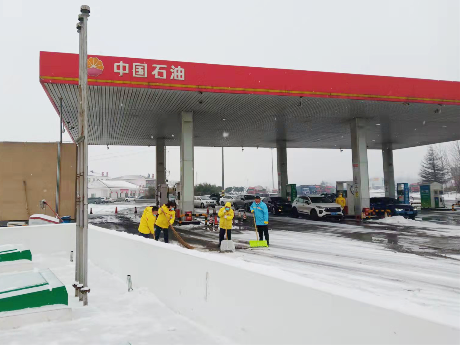 中油高速公司澠池加油站，站長(zhǎng)帶領(lǐng)員工清掃積雪。樊展展 攝_副.png