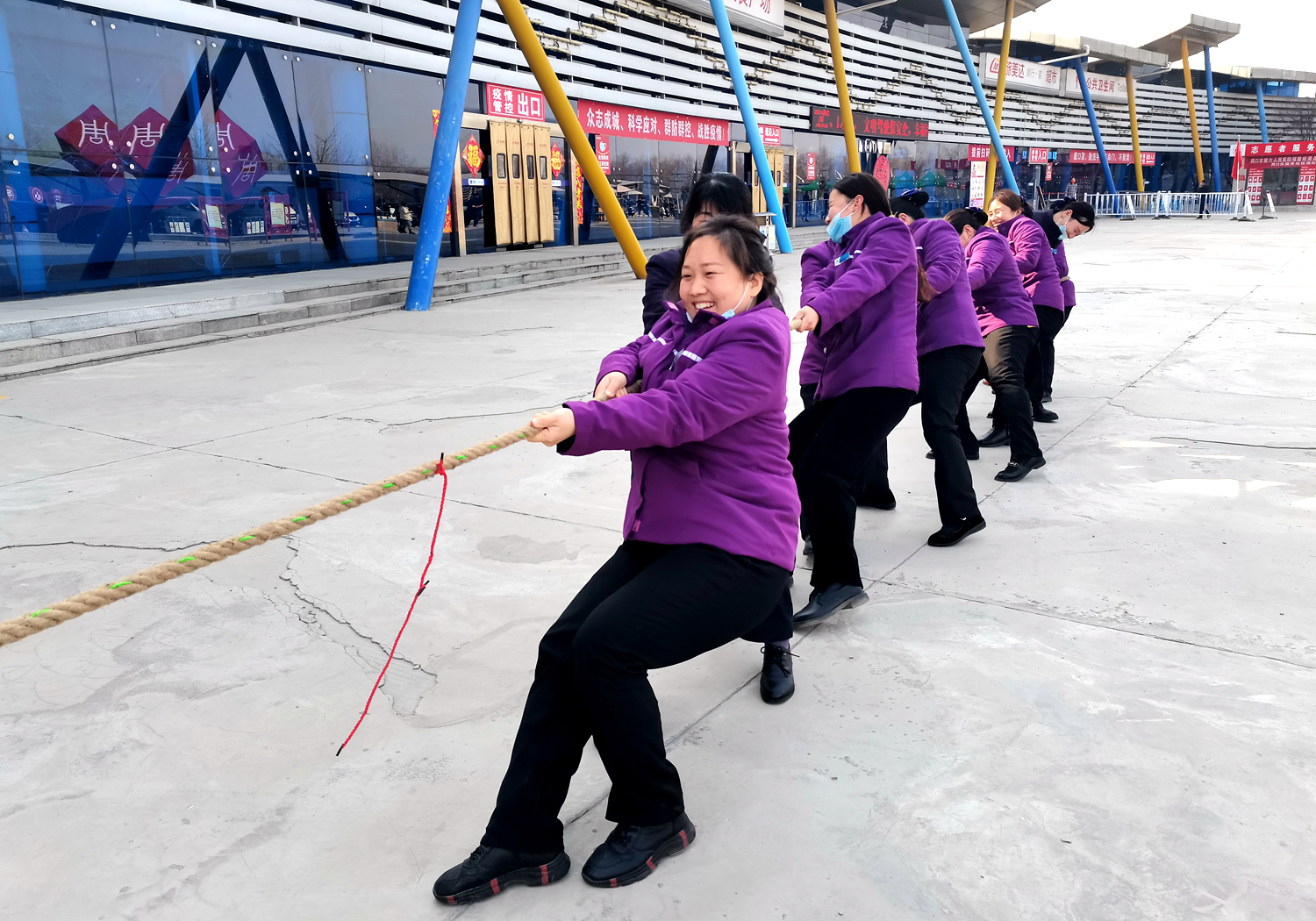 3月7日，周口東服務區(qū)舉行了“三八”國際婦女節(jié)趣味運動會，用健康、快樂的方式慶祝第112個國際婦女節(jié)的到來。張增利 攝.png