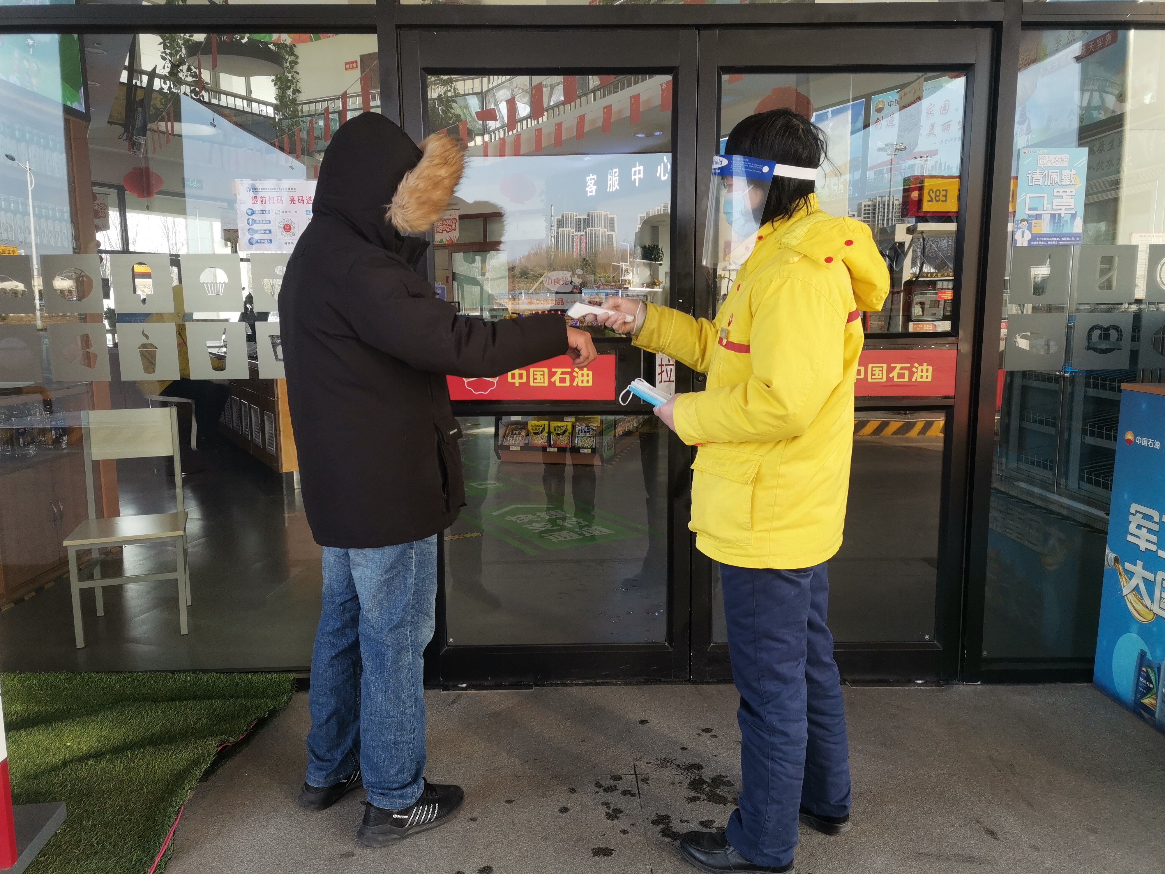 2022年1月22日，鄭州站，對顧客測溫。鄭禮坤_.jpg