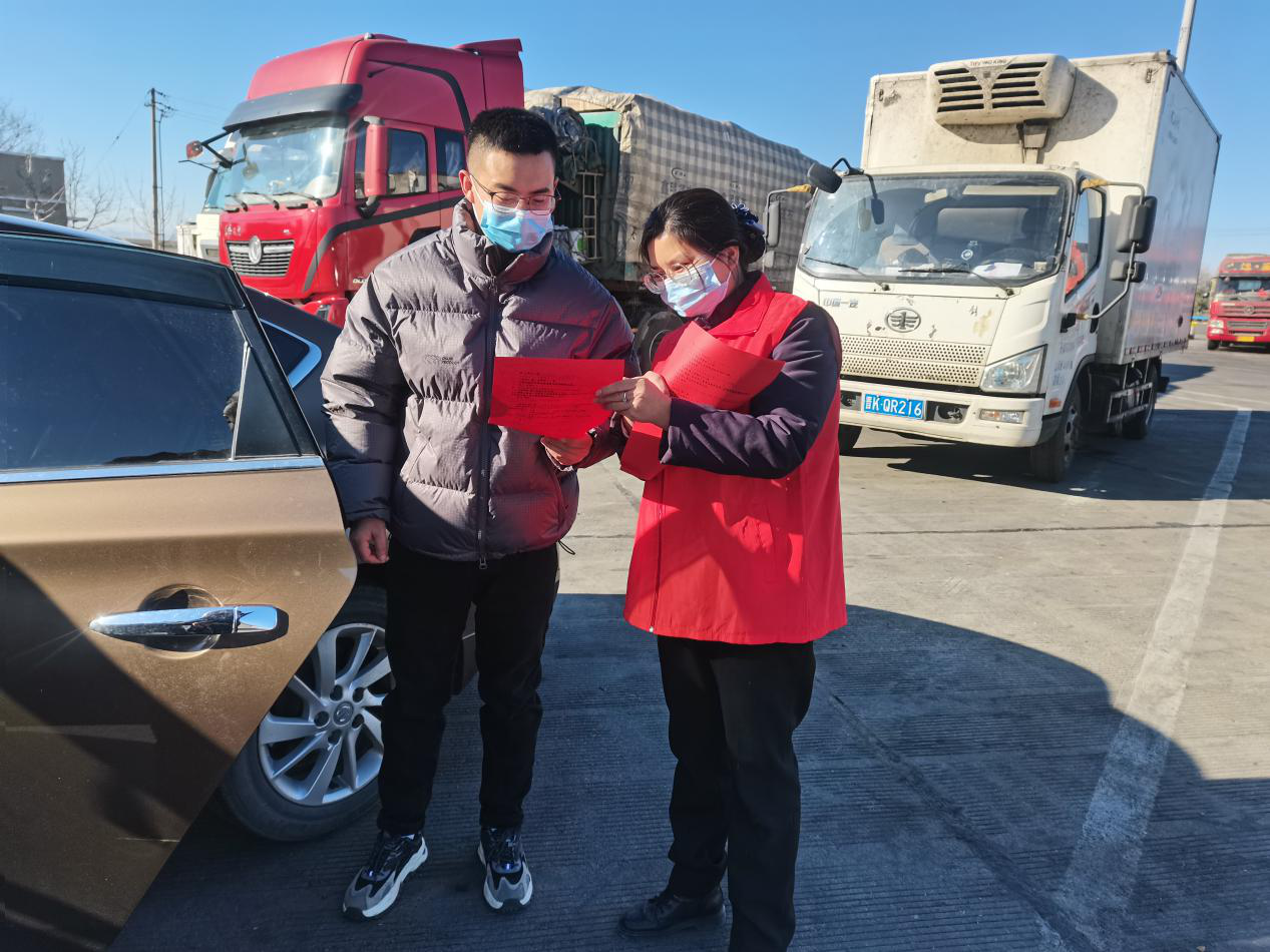 向過往司乘講解憲法相關(guān)知識1.png 向過往司乘講解憲法相關(guān)知識1.png