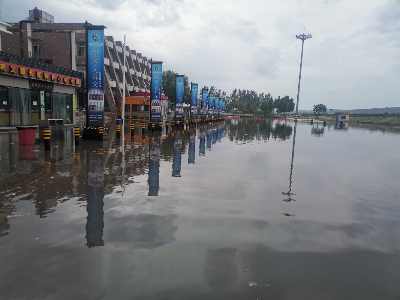 7月15日鞏義服務區啟動防汛應急響應,積極應對短時強降雨天氣 陳品 攝 (5.jpg