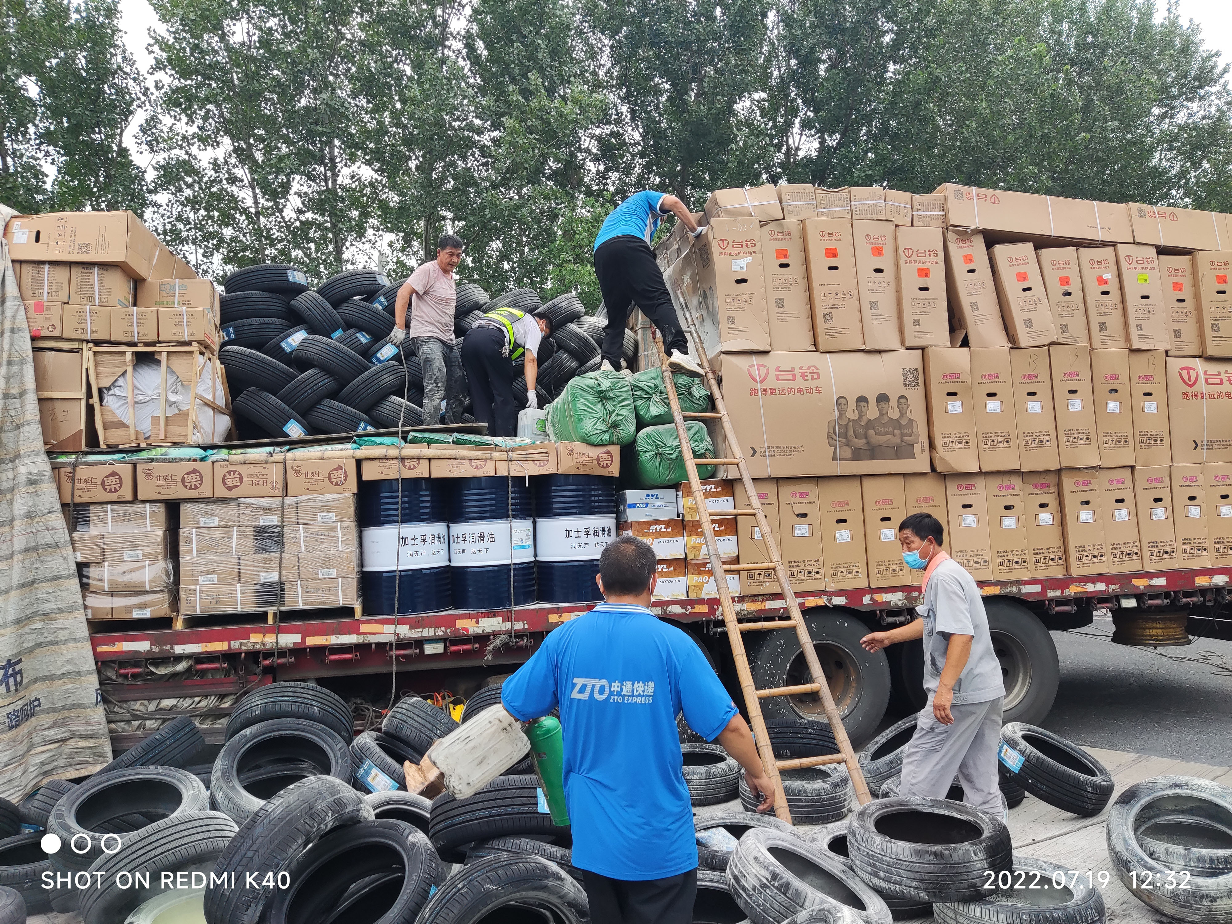 7月19日扶溝服務區貨車自燃起火緊急救助獲贊譽 周杰 攝 (2).jpg