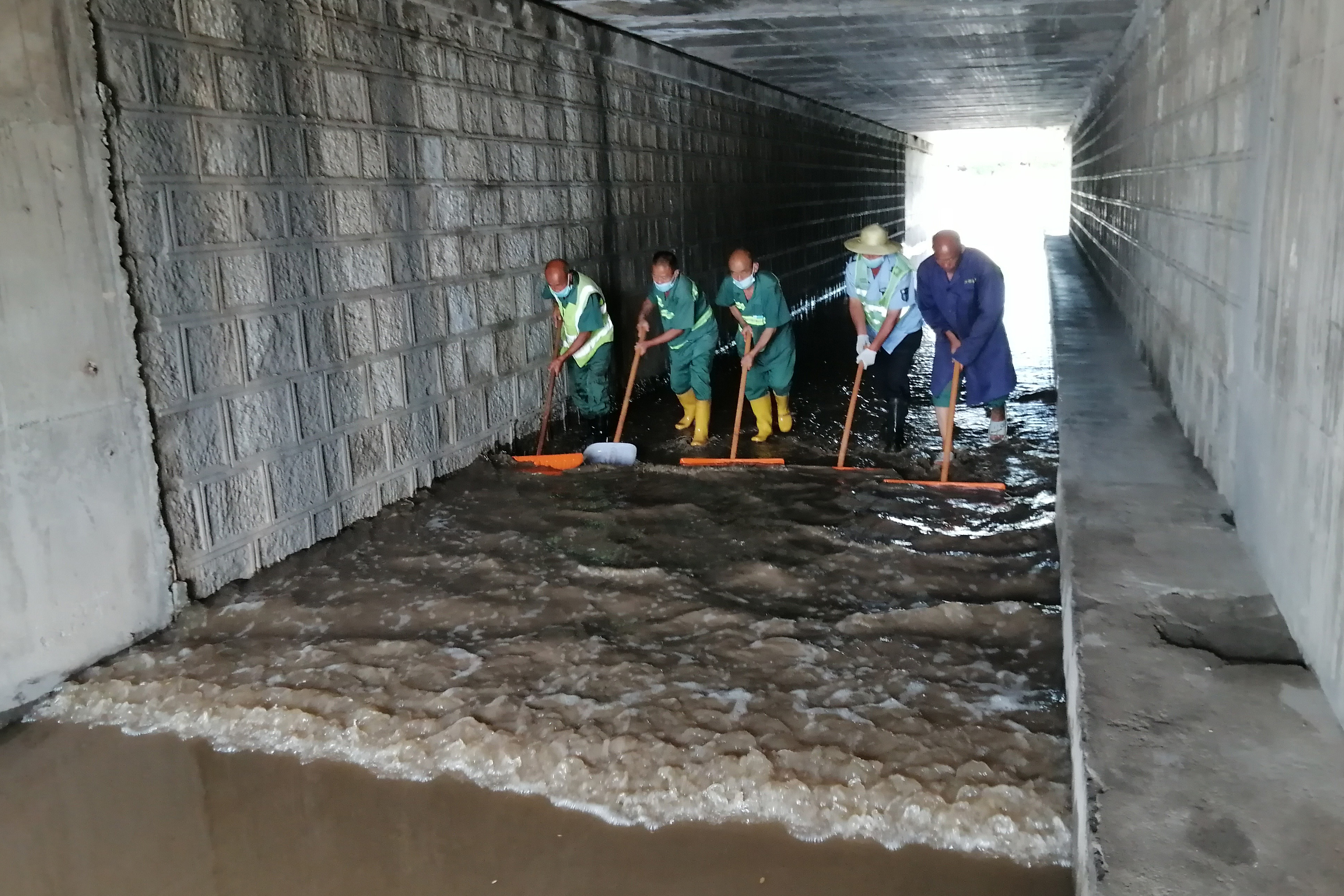 7月22日豫陜界服務區為持續做好新一輪降雨汛期防汛工作,組織員工對水泵房、配電房、廣場排水渠、主樓房頂及圍墻邊溝等重點區域進行疏通清理,全力做好防汛工作。王屹卓_.jpg 7月22日豫陜界服務區為持續做好新一輪降雨汛期防汛工作,組織員工對水泵房、配電房、廣場排水渠、主樓房頂及圍墻邊溝等重點區域進行疏通清理,全力做好防汛工作。王屹卓_.jpg