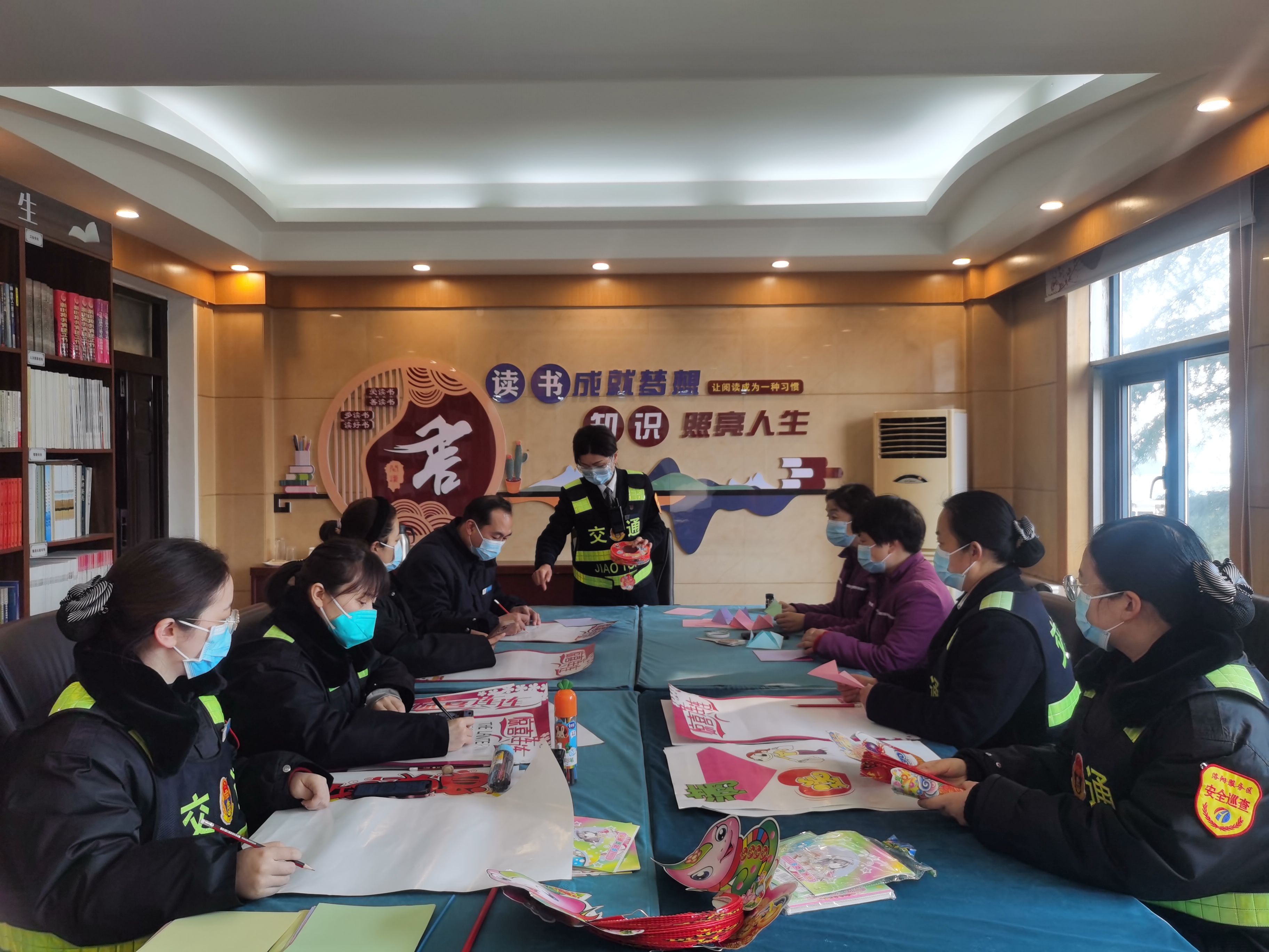 2月5日，洛陽服務區積極組織員工繪制元宵節海報，制作手工燈籠。 (3).jpg