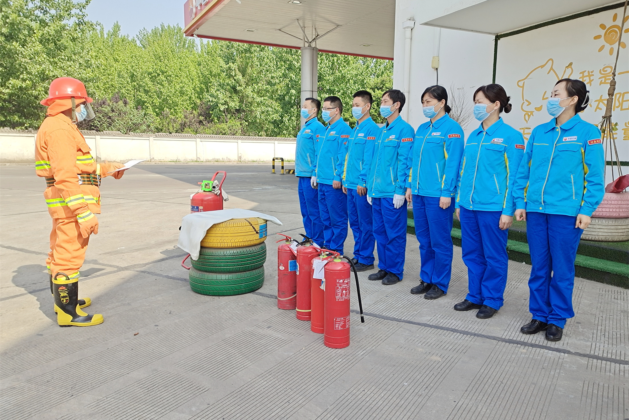 洛陽(yáng)站開展消防演練 (1).jpg