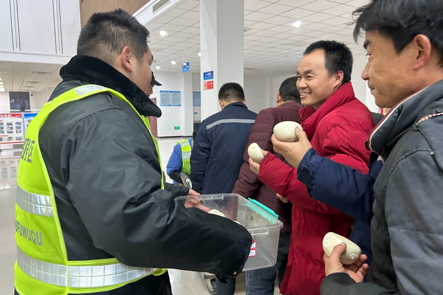 12月14日 孟津服務區東區為滯留人員提供饅頭 (拍攝者 李園園 17630389866) .jpg.jpg 12月14日 孟津服務區東區為滯留人員提供饅頭 (拍攝者 李園園 17630389866) .jpg.jpg