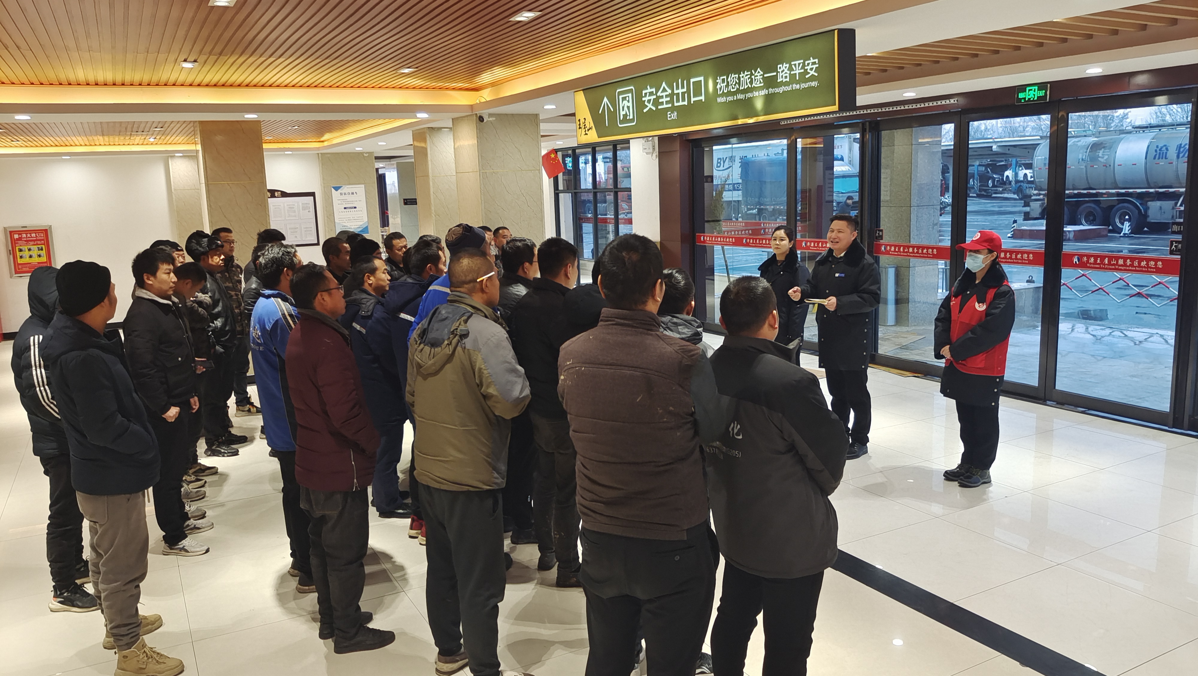 王屋山服務區為滯留司乘分配住宿(攝影:李英杰15837201975).jpg 王屋山服務區為滯留司乘分配住宿(攝影:李英杰15837201975).jpg