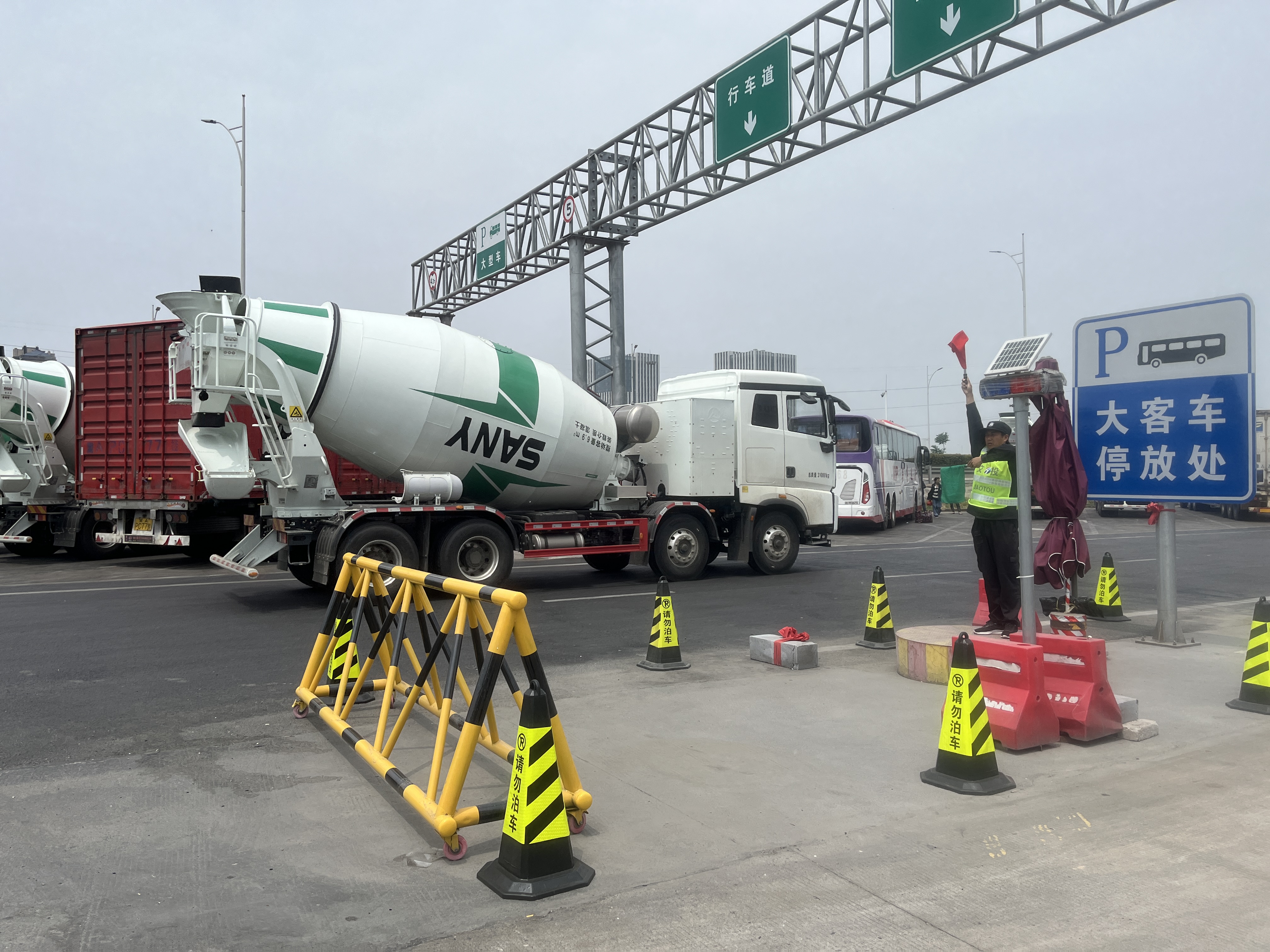 鄭州東服務區安心崗指揮車輛.jpg